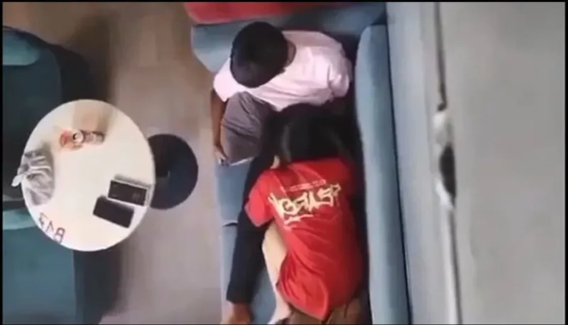 Quay lén gấu mút bú cho người tình nơi công cộng